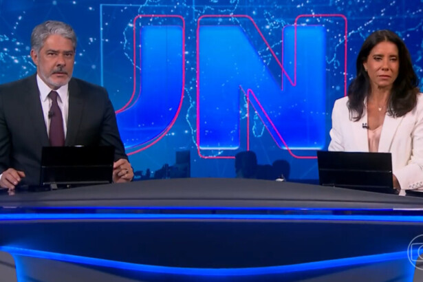 William Bonner e Mônica Teixeira sentados na bancada do Jornal Nacional