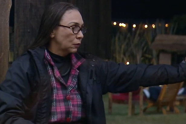 Yoná Sousa em conversa na Baia de A Fazenda 17