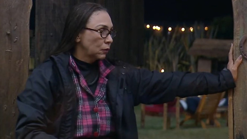 Yoná Sousa em conversa na Baia de A Fazenda 17