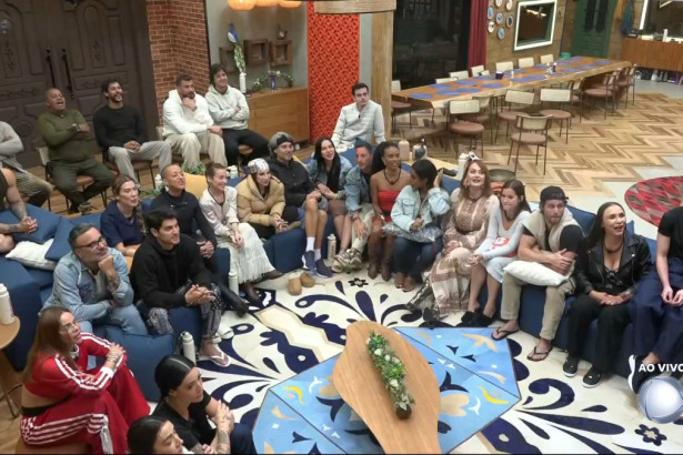 Participantes de A Fazenda 17 sentados no chão da sala