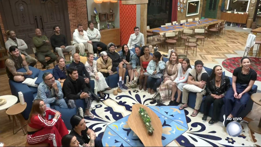 Participantes de A Fazenda 17 sentados no chão da sala
