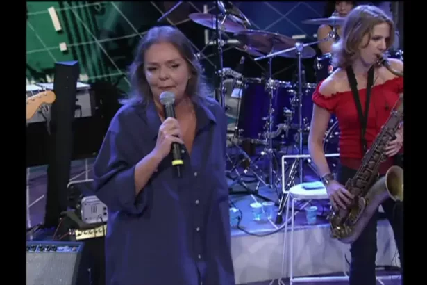 Angela Ro Ro cantando no palco do Altas Horas