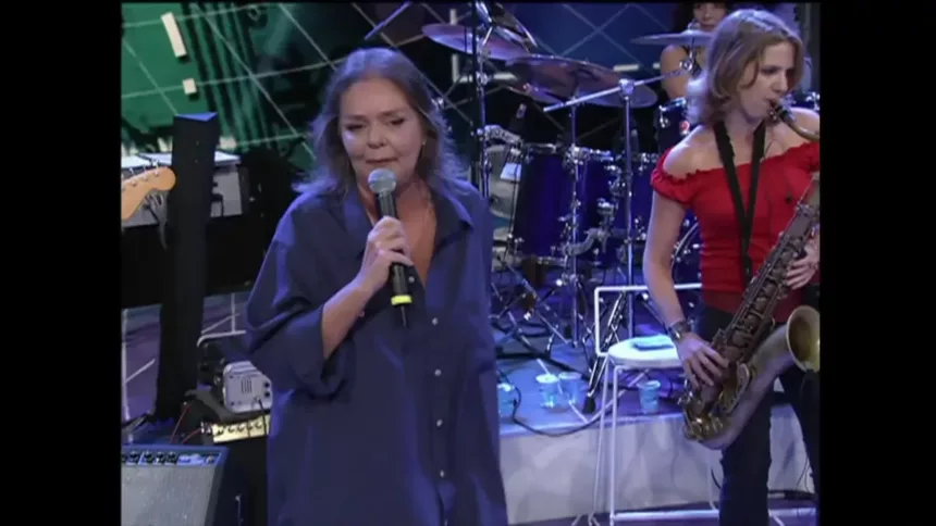 Angela Ro Ro cantando no palco do Altas Horas