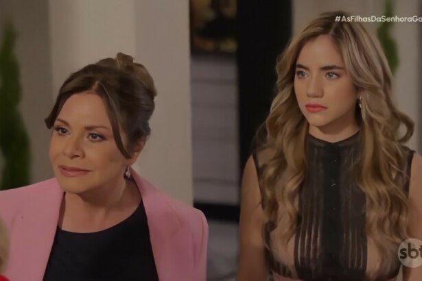 A personagem Ofélia Garcia, de blazer rosa, e sua filha, de preto e rosa, em cena da novela As Filhas da Senhora Garcia.