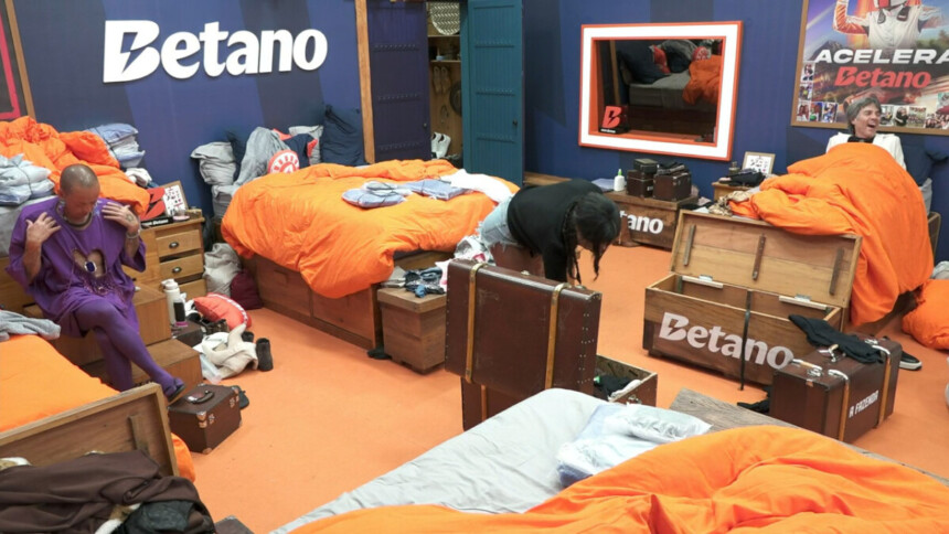 Carol Lekker arrumando as malas ao lado de Walério no quarto de A Fazenda 17