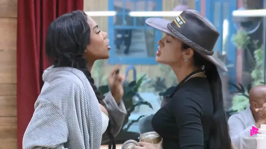 Carol coloca o dedo na cara de Rayane na cozinha de A Fazenda 17