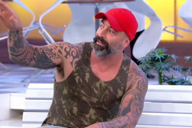 Cristiano Pereira de boné vermelho sentado no A Praça é Nossa do SBT