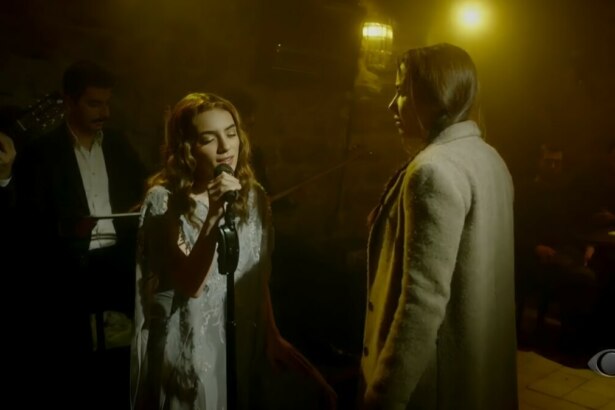 Cemre é flagrada cantando em um estabelecimento pela mãe em cena de estreia da novela Cruel Istambul