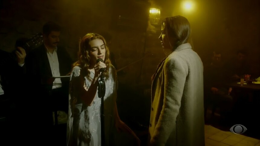 Cemre é flagrada cantando em um estabelecimento pela mãe em cena de estreia da novela Cruel Istambul
