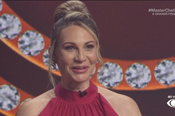 Daniela de vestido vermelho emocionada no palco do MasterChef Brasil 2025
