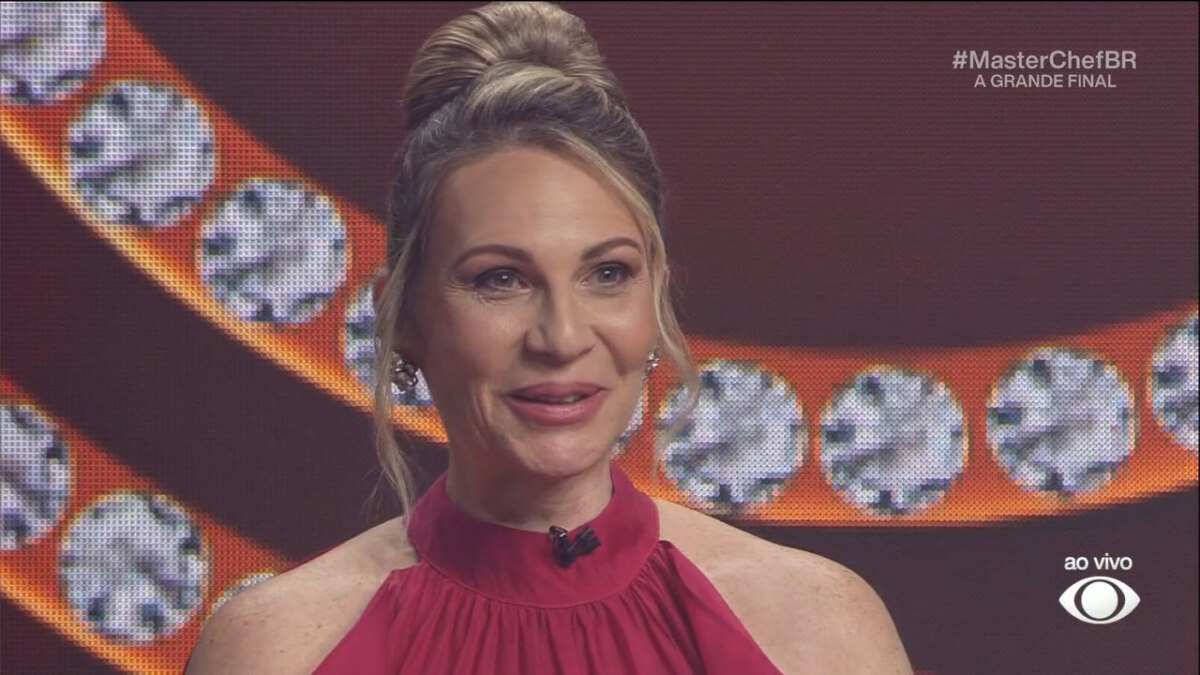 Daniela de vestido vermelho emocionada no palco do MasterChef Brasil 2025