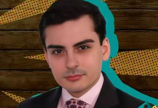 Dudu Camargo de terno e gravata rosa em registro oficial de a Fazenda 17