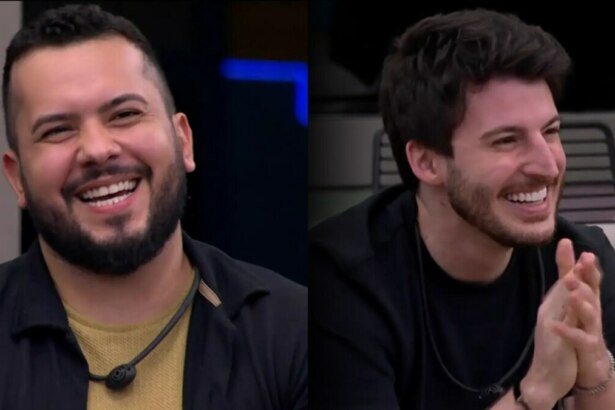 Janício e Gabriel, Smaniotto sentados e sorrindo após descobrirem que vão duelar no Estrela da Casa 2