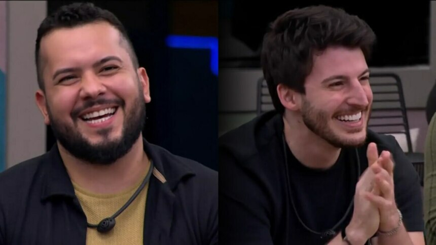 Janício e Gabriel, Smaniotto sentados e sorrindo após descobrirem que vão duelar no Estrela da Casa 2