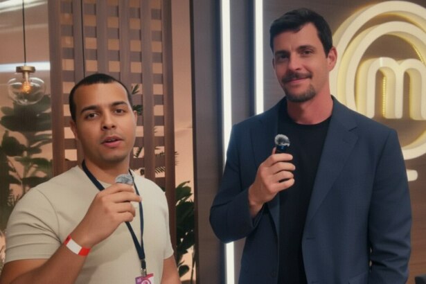Repórter Matheus Canil do Portal Alta Definição segura microfone enquanto entrevista Felipe B. no cenário da final do MasterChef Brasil 2025