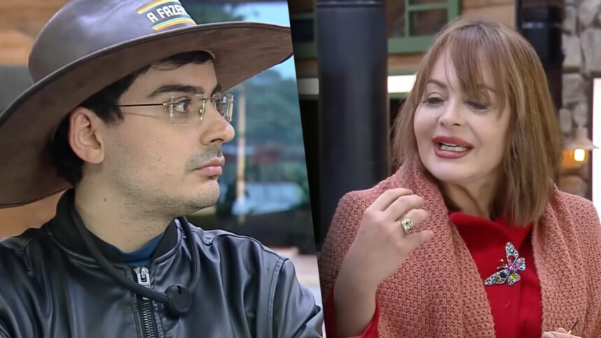 Dudu com chapéu de fazendeiro olhando para Gaby Spanic que levanta o braço rebatendo o peão na cozinha de A Fazenda 17