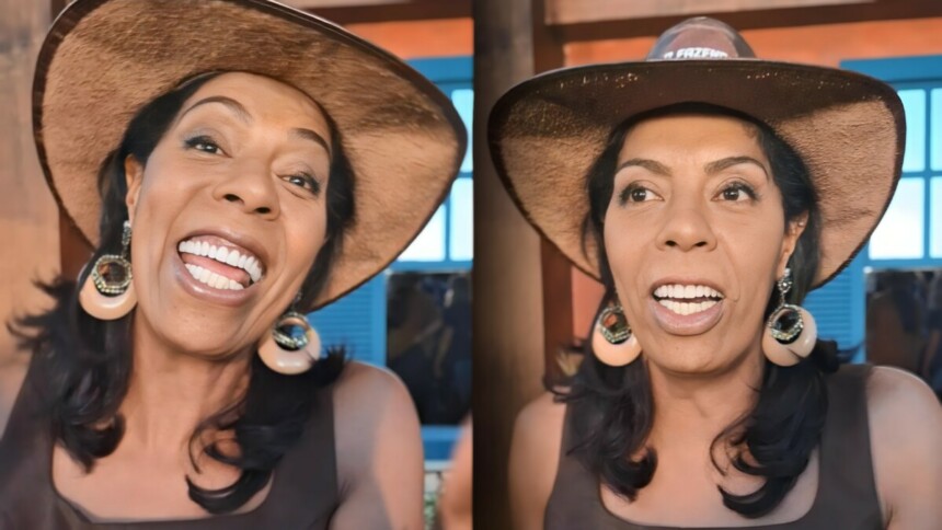 Marcia Fu sorrindo na área externa de A Fazenda 17
