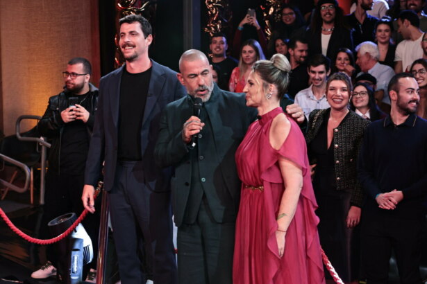 Ao vivo Felipe B., Henrique Fogaça entrevista Daniela no cenário da grande Final do MasterChef Brasil 2025