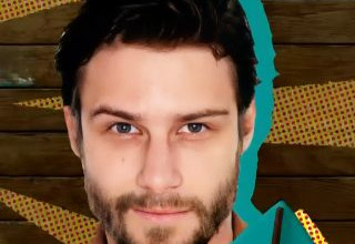 Matheus Martins com a mão no queixo em arte de A Fazenda 17