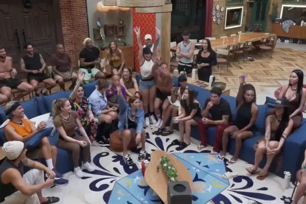 Participantes na sala de A Fazenda 17 levantam as bolas azuis
