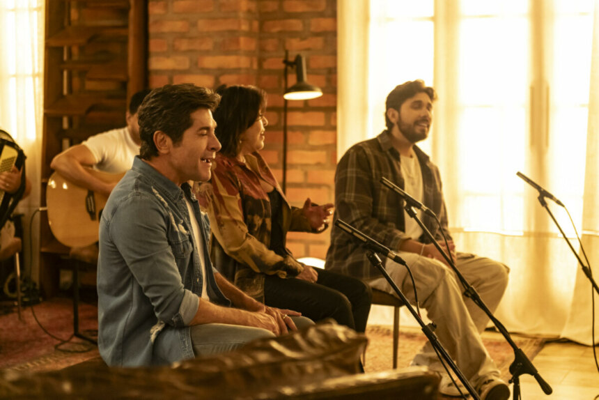 Daniel, Roberta Miranda e Gustavo Mioto cantam sentados na fazenda do cenário de Viver Sertanejo