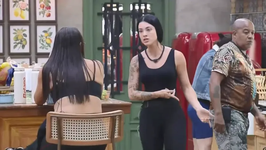 Rayane bate boca com Yoná e aponta para o chão de A Fazenda 17