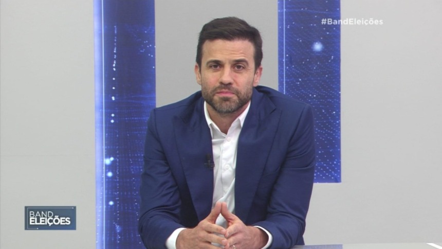 Pablo Marçal, usando terno, em trecho de participação no programa Band Eleições