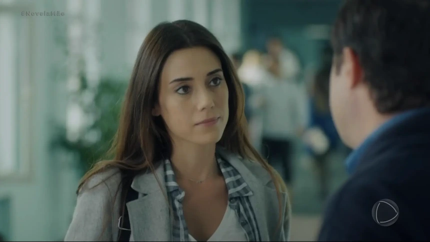 Cansu Dere como Zeynep, protagonista da novela Mãe, conversando com um homem em uma rua da Turquia