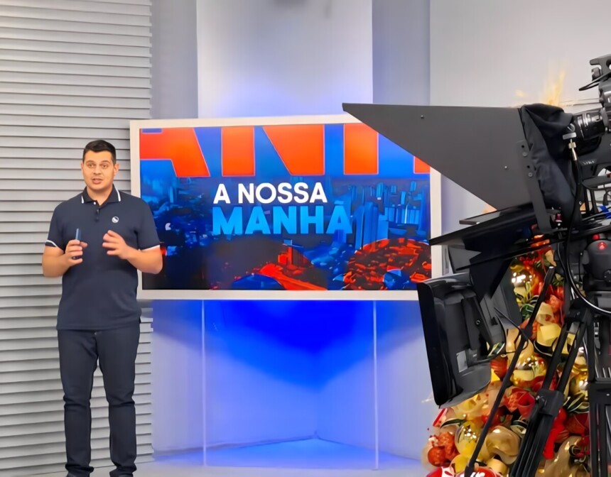Tiago Rodrigues em pé no cenário do programa A Nossa Manhã, da TV Fronteira