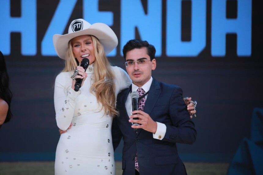 Adriane Galisteu abraça Dudu Camargo emocionado no palco da final de A Fazenda 17