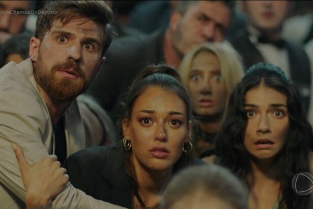 Protagonistas da novela Chamas do Destino olham assustados para uma grande chama no incêndio do primeiro capítulo da novela