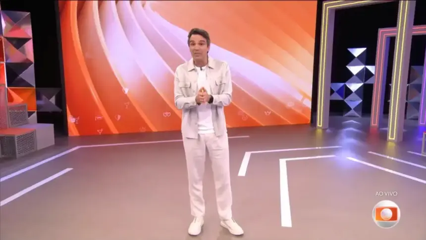 Tadeu Schmidt vestido de branco no novo cenário do BBB 26