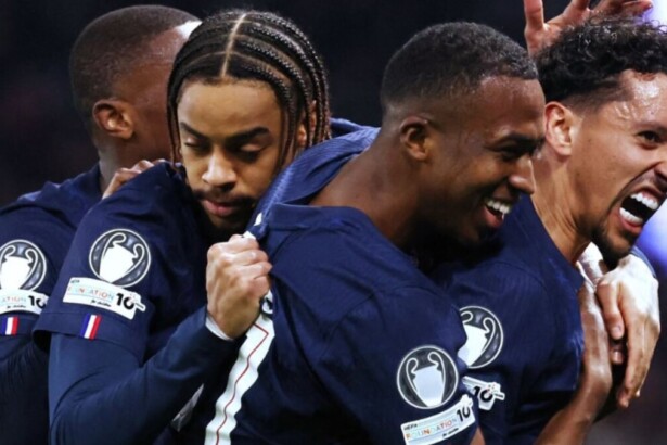 Jogadores do PSG comemorando a classificação na Champions League