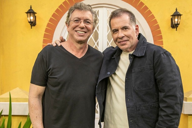 Boninho e Hassum em foto posada, em frente uma das casas, na coletiva da Casa do Patrão