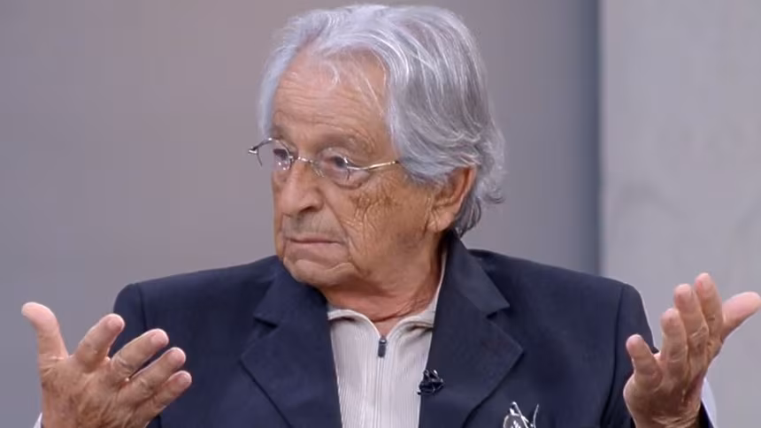 Fernando Gabeira gesticulando com as mãos em programa da GloboNews