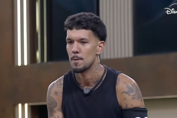 Luis Felipe segurando uma bola preta em trecho da Prova do Patrão