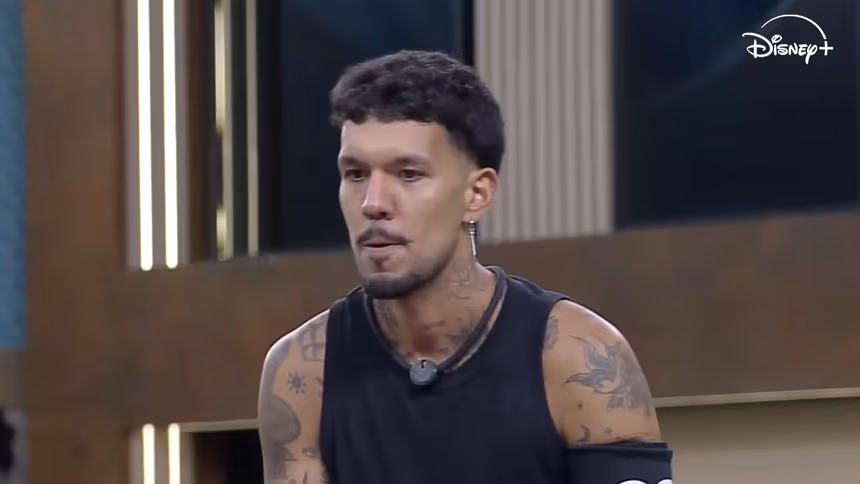 Luis Felipe segurando uma bola preta em trecho da Prova do Patrão