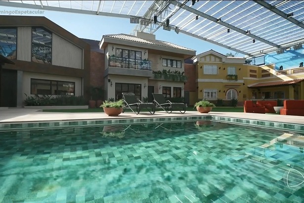 Sede da Casa do Patrão com três casas e uma grande piscina