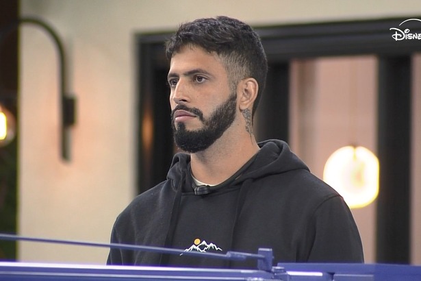 Jovan, de moletom preto, em trecho de prova na área externa da Casa do Patrão