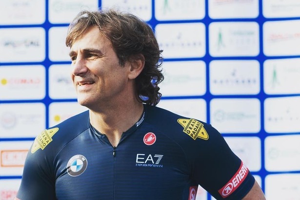 Alessandro Zanardi olhando para a lateral em pódio