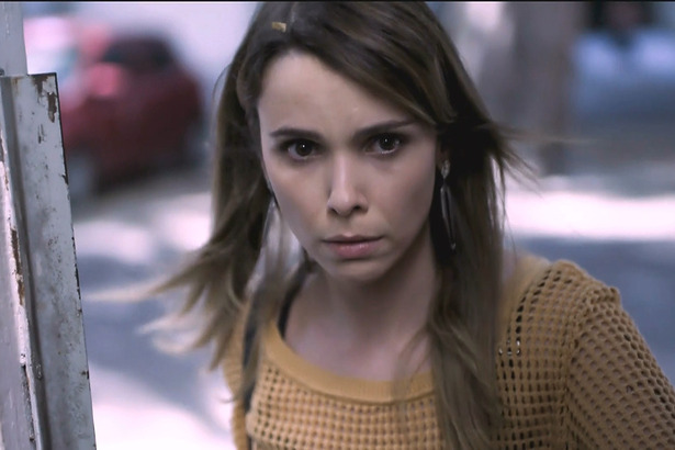 Débora Falabella assustada em cena de uma novela da TV Globo