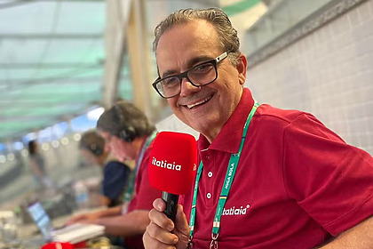 Milton Naves segura microfone da Rádio Itatiaia