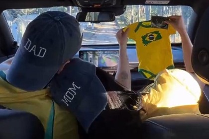 Larissa Tomásia, ao lado do companheiro, em trecho do anúncio da gravidez com a camisa do Brasil de bebê