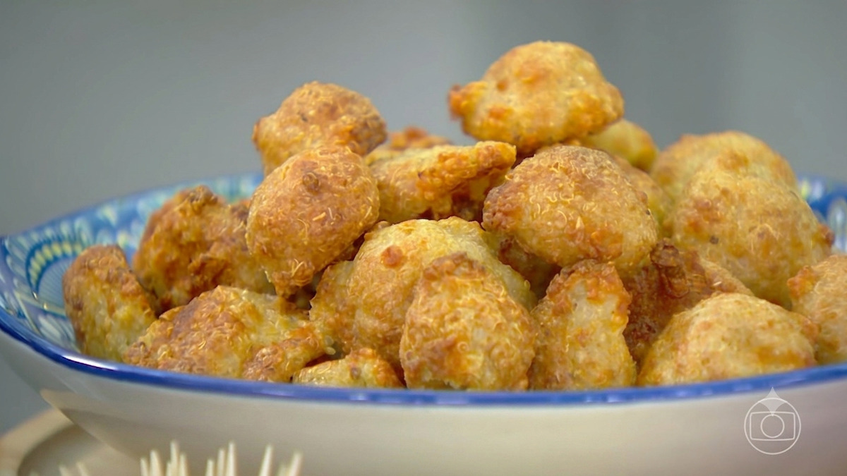 Salgadinho de quinoa com queijo na air fryer