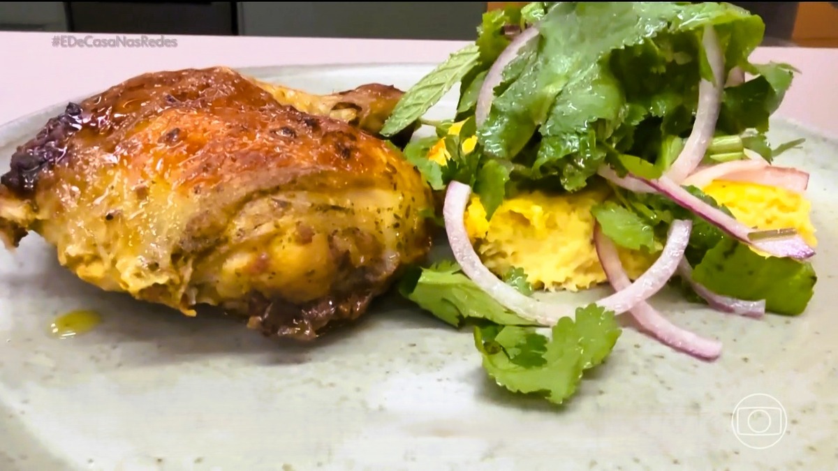 Receita do É de Casa: Saiba como fazer frango assado com pamonha assada
